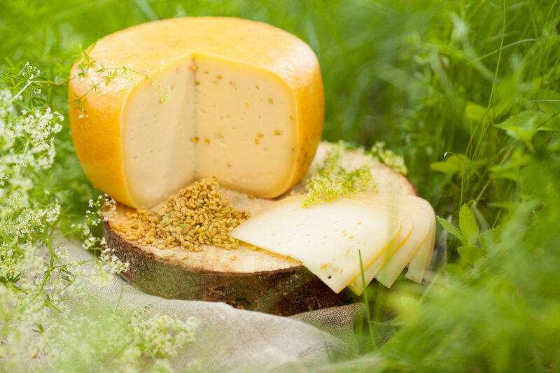 Ievas siers ar siera amoliņa sēklām - lielais ritulis